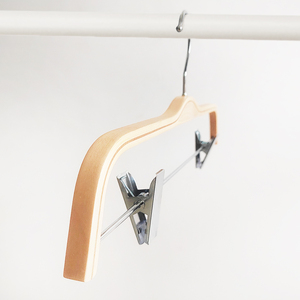Perchas planas de madera contrachapada de 370 mm para pantalones y faldas con clips ajustables para boutiques minoristas - Product Image 2
