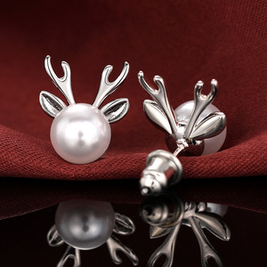 Orecchini a Perno con Corna di Cervo e Perle, Elegante Stile Femminile, Gioielli per Donne, Accessorio Regalo per Feste Natalizie e Uso Quotidiano - Product Image 6