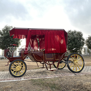 Une calèche royale carrée rouge avec des roues dorées et des rideaux en velours, idéale pour les excursions touristiques et les mariages. - Product Image 4