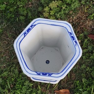 Maceta china tradicional con diseño de cuatro estaciones Maceta de porcelana hexagonal azul y blanca Maceta de jardín pintada <span class=keywords><strong>a</strong></span> <span class=keywords><strong>mano</strong></span> - Product Image 4