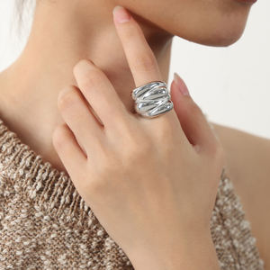 Estilo <span class=keywords><strong>de</strong></span> moda Anillo <span class=keywords><strong>de</strong></span> acero <span class=keywords><strong>de</strong></span> titanio Banda plateada <span class=keywords><strong>de</strong></span> alta calidad Característica <span class=keywords><strong>de</strong></span> luz Hipoalergénico <span class=keywords><strong>Precio</strong></span> bajo Joyería al por mayor - Product Image 5