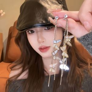 Boucles d'oreilles pendantes papillon plaqué or vintage délicates, tendance pour femme, avec aiguilles en argent et pampilles multicouches, idéales pour les soirées - Product Image 3