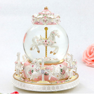 Carrusel de caja de música de resina con bola de cristal, decoración creativa de adorno de boda, Idea de regalo de cumpleaños alimentada por batería - Product Image 4