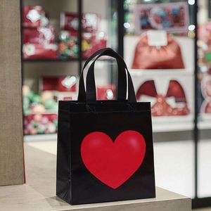 Sacs de courses non tissés personnalisés en tissu laminé imprimé pour la Saint-Valentin, sacs fourre-tout non tissés pour l'emballage de cadeaux - Product Image 2