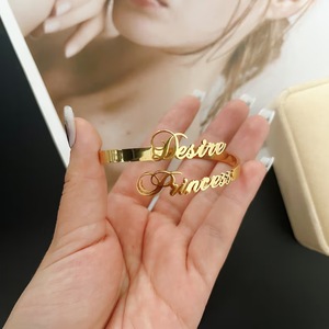 Dropshipping personalizado corazón abierto brazalete pulsera doble nombres Acero inoxidable accesorio de moda - Product Image 2