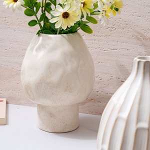 Jarrón de Cerámica CallaFloral Beige Glaseado para Sala de Estar, Decoración de Estilo Nórdico - Product Image 1