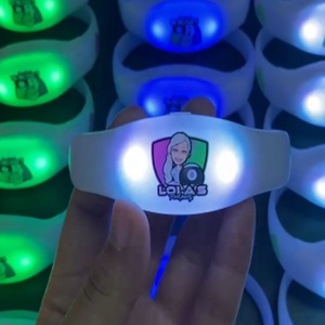 カスタマイズされたイベントブレスレットLEDリモコンライトアップタイマーコンサート点滅プログラム可能なDMX4カスタムロゴLEDグローリストバンド - Product Image 4