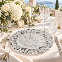 Eleganter schwarzer marmorierter 13-Zoll-Platzteller aus klarem PS-Kunststoff mit strahlender Relief-Textur für Bankett- und Catering-Events