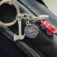 Porte-clés tendance en alliage de zinc en forme de croix de pompier, avec pendentif extincteur, hache et casque de pompier, accessoires pour pompiers