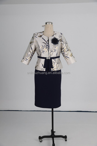 Costume de bureau formel bleu foncé deux pièces grande taille pour femme, idéal pour l'église ou les affaires - Product Image 3
