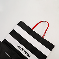 Sac en papier commercial noir blanc de haute qualité avec poignée torsadée Sacs en papier kraft cosmétiques bon marché avec logo imprimé personnalisé