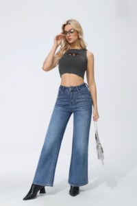 Jeans a vita alta che valorizzano la figura ed hanno un elegante taglio dritto decorato con un design a forma di stella in strass. - Product Image 2