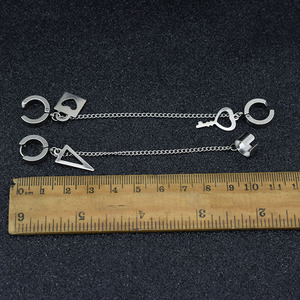 Boucles d'oreilles unisexes tendance en acier inoxydable plaqué argent avec pendentif en forme de boucle à clé, design simple et original - Product Image 4