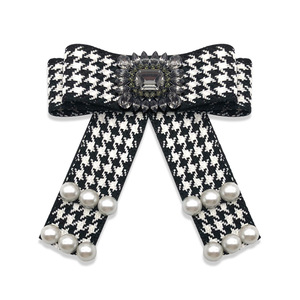 Broche à nœud papillon en strass et perles, pour robe, T-shirt, 1 pièce, tendance - Product Image 1