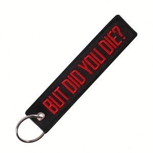 Porte-clés brodé personnalisé et élégant avec base noire et texte rouge - mais AVEC QUELLE MORT TU SOUS SOUVIENS ? - Option cadeau personnalisée - Product Image 1