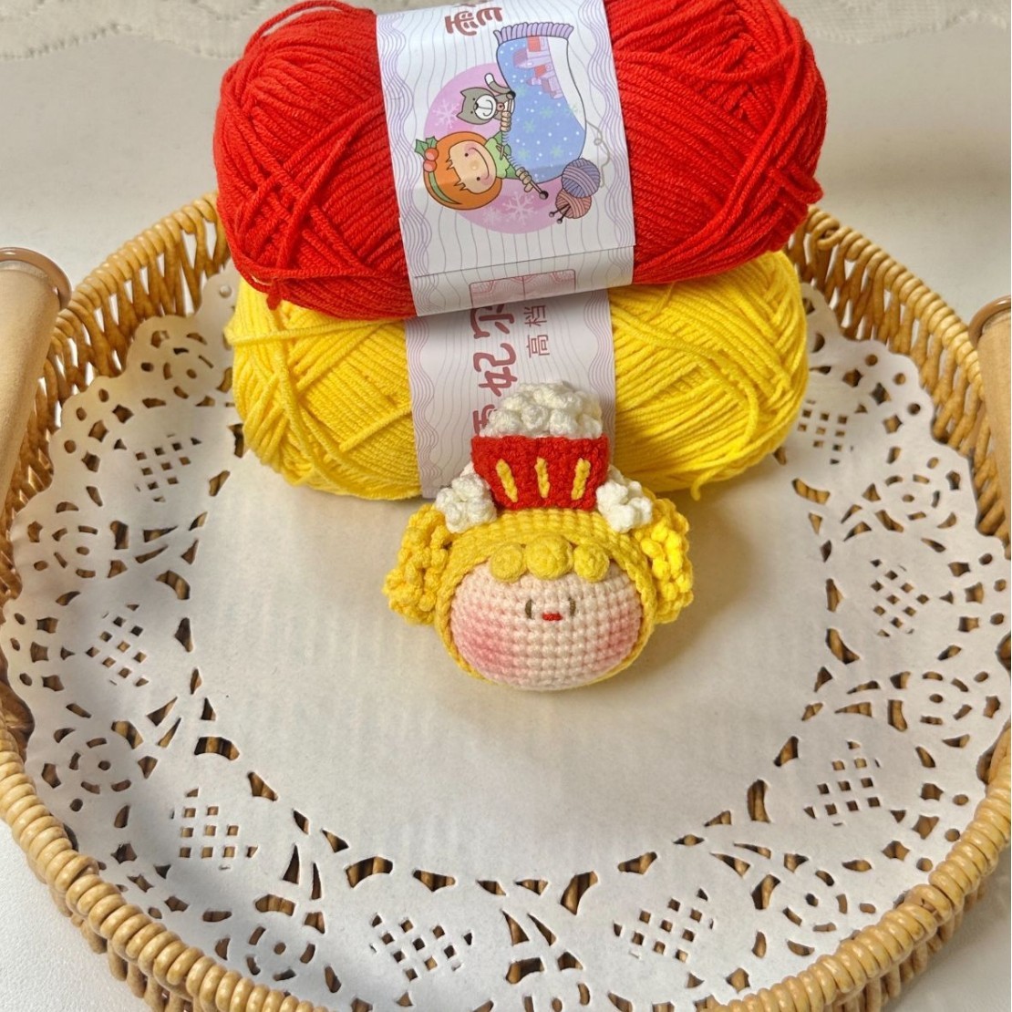 Bollo de niña de palomitas de maíz