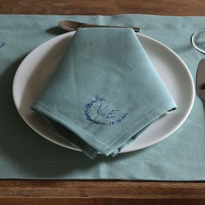 Serviettes de table en coton et lin brodées avec logo personnalisé d'un fournisseur de serviettes pour la restauration de banquets - Product Image 1