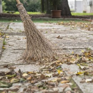 Scopa in Bambù Naturale con Manico da 142 Cm e 18 Setole per Pulizia Giardino e Strada - Product Image 4