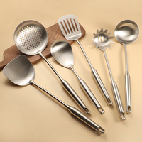 Ensemble d'ustensiles de cuisine en acier inoxydable mat : louche, cuillère et spatule pour la cuisson