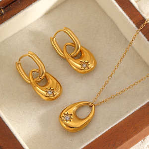 Pendientes de acero inoxidable chapados en oro con colgante de estrella y diamantes de imitación, conjunto de collar para uso diario, diseño geométrico - Product Image 1