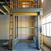 Plateforme élévatrice verticale hydraulique à rail fixe pour l'intérieur, pour le transfert de marchandises en entrepôt