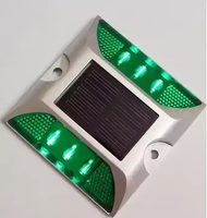 Réflecteur solaire de signalisation routière en aluminium, type œil de chat, avec lumière clignotante, capacité de charge 20T, optionnel avec LED, type borne routière solaire