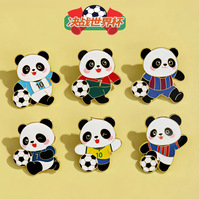 Pins en émail mignons de joueurs de football panda avec ballons de football dans des uniformes sportifs colorés, pour cadeaux et objets de collection