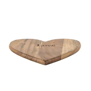 उपहार प्रचार के लिए बबूल की लकड़ी का दिल के आकार का बांस कटिंग बोर्ड