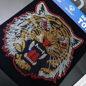 Adesivo Termoadesivo con Strass Lucidi a Forma di Tigre per Decorazione di Magliette e Giacche - Product Image 5