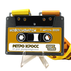 Médaille sportive personnalisée en métal au design cassette rétro unique avec cordon pour marathons et courses amusantes - Product Image 1