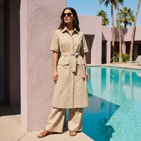 Robe chemise utilitaire pour femme en sergé de coton sable, manches courtes, poches cargo, ceinture à nouer, longueur midi, style City Safari, OEM, personnalisable, lavage en vrac