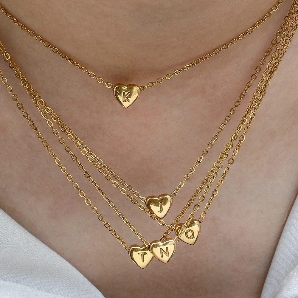 قلادة صغيرة الحجم للسيدات للمحبيين مجوهرات من الفولاذ المقاوم للصدأ مطلية بذهب عيار 18 قيراط على شكل قلب صغير قلادة بدلاية على شكل حروف