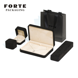 Cajas de Embalaje para Joyería de Alta Gama FORTE, Personalizadas, de Microfibra Cuadrada con Relieve, Estilo Popular, con Cartón - Product Image 1