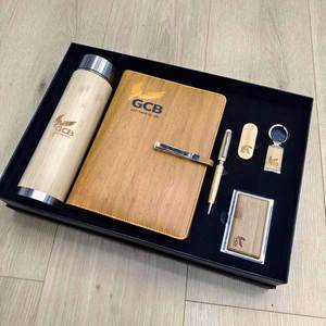 Artículos Promocionales Únicos: Sets de Cuadernos de Madera, Bolígrafos y Tazas Térmicas con Porta Tarjetas de Visita/USB y Llavero para Regalos - Product Image 1