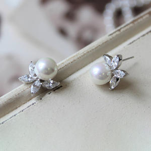 Eleganti Orecchini a Perno con Perle e Diamanti Taglio Marquise, Design Floreale per Donne, Gioielli Classici con Perle d'Acqua Salata per Matrimoni - Product Image 5