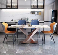 Table à manger avec surface facile à nettoyer et montage facile