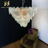 Lustre en verre artisanal français de style médiéval vintage de luxe en verre de Murano coloré pour le salon, luminaire suspendu au plafond