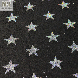 Tela de Lentejuelas Bordadas Clásicas Nanyee de 3MM con Patrón de Estrellas Negras sobre Base de Malla - Product Image 1