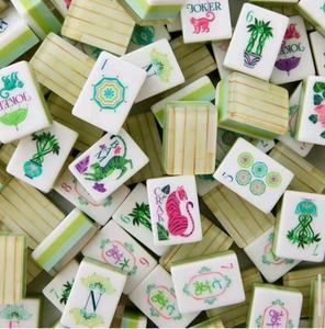 Ensemble de mahjong américain sur mesure en bois grainé, comprenant un jeu de 160 tuiles de mahjong américaines et un tapis de mahjong. - Product Image 2