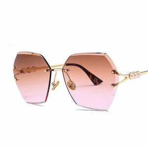 Gafas de Sol de Moda de Lujo para Mujer con Logotipo Personalizado al por Mayor, Montura Metálica con Perlas, Gafas de Sol sin Montura con Borde Irregular para Mujer - Product Image 1