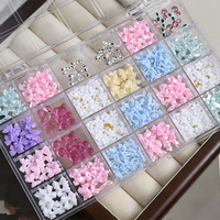 24 compartiments de décorations pour nail art : nœuds en ruban de résine, mélange de perles, ours, fleurs, strass, ornements en alliage, cerises et autres fournitures pour ongles