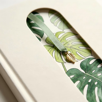 Carnet A5 personnalisé en PU crème avec découpe longue en forme de feuille de Monstera et marque-page breloque