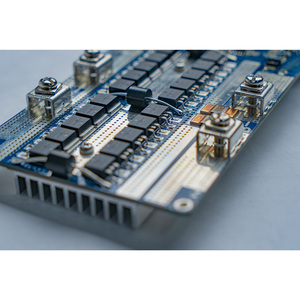 ระบบจัดเก็บพลังงานแสงอาทิตย์แบบไฮบริด 3.0 Smart BMS แบตเตอรี่แบบแยกส่วนที่สามารถวางซ้อนกันได้ 51.2V 48V 200A พร้อมระบบสื่อสาร CAN - Product Image 4