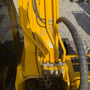 รถขุดโคมัตสึ PC220 มือสอง 22 ตัน ชั่วโมงการใช้งานน้อย สภาพดี เครื่องยนต์คัมมินส์ ความจุบุ้งกี๋ 1.2 ลูกบาศก์เมตร ปี 2025 สำหรับงานก่อสร้าง - Product Image 6