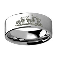 Cincin Tungsten pria, cincin Tungsten pria poles tinggi dengan pohon pinus hutan lanskap hutan Lasered berburu