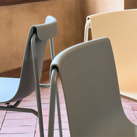 Vente en gros Chaise de salle à manger italienne Supernatural à dossier empilable en plastique polypropylène Chaise en métal PP pour restaurant