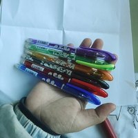 Prix d'usine bon marché Logo personnalisé stylos focaux effaçables écriture lisse corps multicolore en plastique 0.5mm largeur stylos à encre gel pour cadeaux