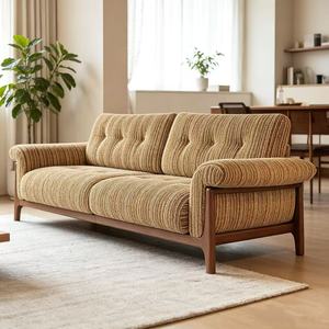 Sofá de Tela Acolchado de Estilo Moderno de Mediados de Siglo, Tres Plazas, Patas de Madera, Brazos Enrollados, Estilo Chesterfield, para Sala de Estar - Product Image 2