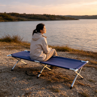 Lit de camping pliant robuste à cadre croisé en tissu Oxford 600D avec patins antidérapants et barrières latérales pour usage extérieur sur terrains inégaux