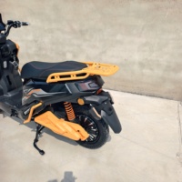 Nouveau modèle de moto électrique 2026 avec une vitesse maximale de 50 km/h pour les routes urbaines, dotée de pneus épais et d'un moteur électrique de haute qualité.
